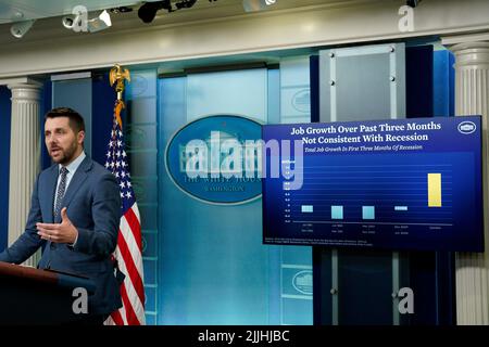 Washington, Vereinigte Staaten. 26.. Juli 2022. Brian Deese, Direktor des Nationalen Wirtschaftsrats, spricht am 26. Juli 2022 bei einer Pressekonferenz im Weißen Haus in Washington. Quelle: Yuri Gripas/Pool via CNP/dpa/Alamy Live News Stockfoto