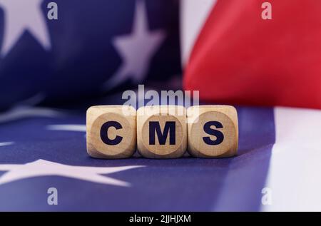 Amerikanische Wirtschaft und Geschäftskonzept. Die US-Flagge hat Würfel mit der Aufschrift - CMS Stockfoto