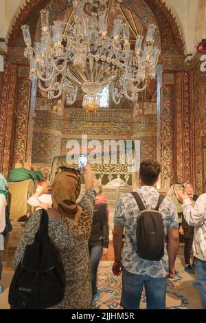 Menschen, die das Grab von Rumi in Konya besuchen und fotografieren. Mausoleum von Mevlana Celaleddin-i Rumi. Konya Türkei - 5.18.2022 Stockfoto