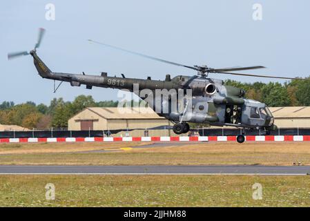 MIL Mi-171 Sturmhubschrauber der tschechischen Luftwaffe, der tief auf der Landebahn in RAF Fairford, Großbritannien, für die Royal International Air Tattoo Airshow fliegt Stockfoto