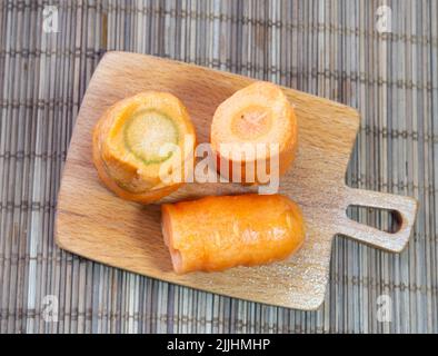 Gehackte Karotten. Karotten auf dem Tisch. Kochen. Zutat für Pilaf. Nützliche Wurzel. Gemüse Stockfoto