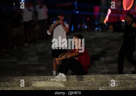 Rom, Italien. 26.. Juli 2022. ALS Roma-Spieler nimmt Paulo Dybala an der Präsentation vor Fans im Palazzo della Civilta e del Lavoro in Rom (Italien) Teil, 26.. Juli 2022 Quelle: Insidefoto srl/Alamy Live News Stockfoto