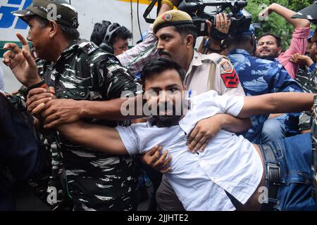 Neu Delhi, Neu Delhi, Indien. 26.. Juli 2022. Sicherheitspersonal verhaftete Kongressmitarbeiter vor dem Hauptquartier der Kongresspartei in Neu-Delhi bei einem Protest gegen die Befragung des Kongressführers Sonia Gandhi durch das Enforcement Directorate (ED) in einem angeblichen Geldwäscheverfahren (Foto: © Kabir Jhangiani/Pacific Press via ZUMA Press Wire) Stockfoto