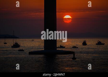 Die Sonne untergeht über der Peljesac-Brücke während der Eröffnungsfeier der Peljesac-Brücke am 26. Juli 2022 in Komarna, Kroatien. Foto: Zvonimir Barisin/PIXSELL Stockfoto