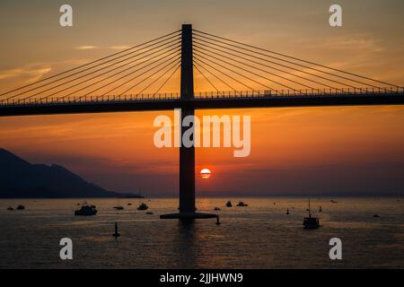 Die Sonne untergeht über der Peljesac-Brücke während der Eröffnungsfeier der Peljesac-Brücke am 26. Juli 2022 in Komarna, Kroatien. Foto: Zvonimir Barisin/PIXSELL Stockfoto