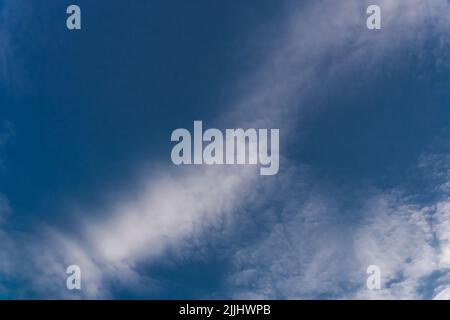 Cirrostratus Wetter Himmel blau Luft Hintergrund cirrocumulus hoch. Stockfoto