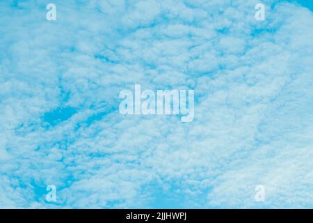 Altocumulus Himmel Luft Wetter blauer Hintergrund hohe bewölkte Atmosphäre. Stockfoto