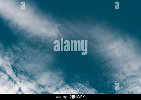 Cirrostratus Wetter Himmel blau Luft Hintergrund cirrocumulus hoch. Stockfoto