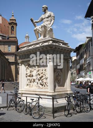 Statue von Giovanni delle Bande Nere (Lodovico de' Medici) von Bacio Bandinelli auf der Piazza San Lorenzo Florenz Italien Stockfoto