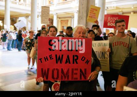 Indianapolis, Usa. 26.. Juli 2022. Demonstranten für Abtreibungsrechte demonstrieren im Haus des Indiana State. Während der Gesetzgeber eine Sondersitzung abhält, um die Einschränkung der Abtreibungsrechte zu erwägen, nachdem im vergangenen Monat das Urteil des Obersten Gerichtshofs der USA Roe v. Wade zum Fall gebracht hatte, protestierten Abtreibungsrechtler in Indianapolis. (Foto von Jeremy Hogan/SOPA Images/Sipa USA) Quelle: SIPA USA/Alamy Live News Stockfoto