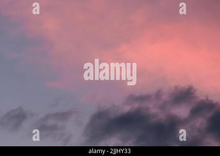 Rosa Farbe Himmel Wolke Hintergrund Atmosphäre Wind Abend Landschaft Natur. Stockfoto