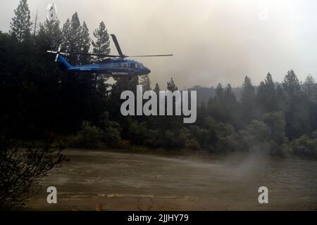 Jerseydale, CA, USA. 26.. Juli 2022. Jerseydale, CA, USA - Hubschrauber machten den ganzen Tag lang Wassertropfen, um die Feuerwehrleute zu unterstützen, die kontrollierte Verbrennungen durchführten. (Bild: © Neal Waters/ZUMA Press Wire) Stockfoto