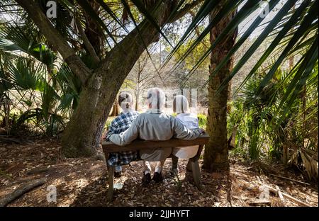 Familie im Cypress-Sumpf auf Dewees Island, S.C. Stockfoto