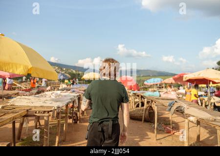 Junger Mann besucht den Kimironko-Markt in Ruanda Stockfoto