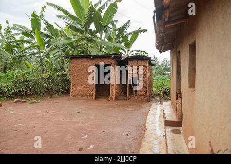 Altes traditionelles Haus in Ruanda aus Tierdung, Lehm und Heu Stockfoto