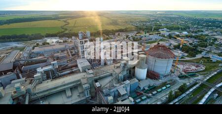 Luftaufnahme des Turms der Zementfabrik mit einer hohen Betonwerksstruktur im industriellen Produktionsbereich. Fertigung und globales Branchenkonzept Stockfoto