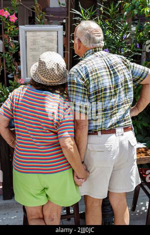 Miami Beach, Florida, Lincoln Road, Fußgängerzone, Restaurant im Freien, ältere Senioren, alte Bürger, Rentner, Paar, Mann, Frau, die das Menü liest Stockfoto