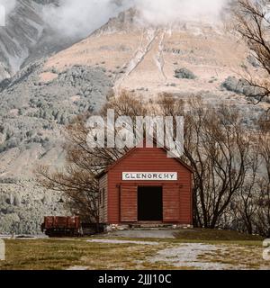 Das legendäre Glenorchy Wharf Shed an einem Wintertag. Glenorchy Village, Otago, Neuseeland Stockfoto