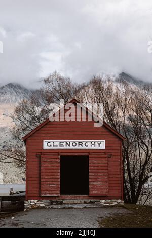 Das legendäre Glenorchy Wharf Shed an einem Wintertag. Glenorchy Village, Otago, Neuseeland Stockfoto