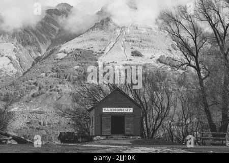 Das legendäre Glenorchy Wharf Shed an einem Wintertag. Glenorchy Village, Otago, Neuseeland Stockfoto