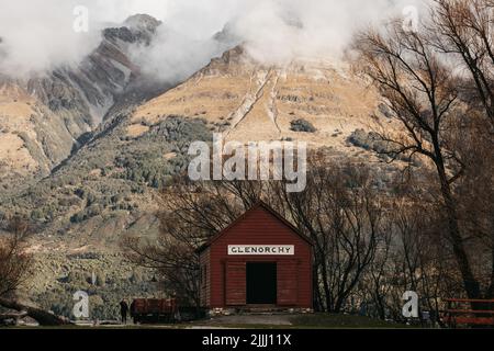 Das legendäre Glenorchy Wharf Shed an einem Wintertag. Glenorchy Village, Otago, Neuseeland Stockfoto