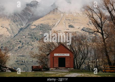 Das legendäre Glenorchy Wharf Shed an einem Wintertag. Glenorchy Village, Otago, Neuseeland Stockfoto