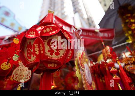 Eine rote chinesische Laterne mit Figuren während eines Festivals in China Town Stockfoto