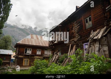 Bandipora, Indien. 16.. Juli 2022. Ein Blick auf alte Holzhäuser in Gurez. (Foto von Idrees Abbas/SOPA Images/Sipa USA) Quelle: SIPA USA/Alamy Live News Stockfoto