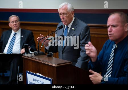 Washington, USA. 26.. Juli 2022. Der Repräsentant Steny Hoyer (D-MD), der Mehrheitsführer des Repräsentantenhauses, spricht zu Gästen während einer Feier des Americans with Disabilities Act zu seinem 32.-jährigen Bestehen am Dienstag, dem 26. Juli, im US-Kapitol in Washington, DC, 2022. (Graeme Sloan/Sipa USA) Quelle: SIPA USA/Alamy Live News Stockfoto