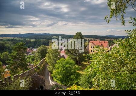 Panoramablick über die Stadt, die Stadtmauern und die Landschaft von Weitra/Waldviertel, der ältesten Brauereistadt Österreichs Stockfoto