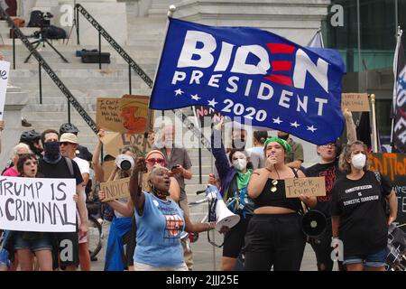 Washington, DC, 26. Juli 2022, Demonstranten singen und halten Zeichen gegen die Grundsatzrede des ehemaligen US-Präsidenten Donald Trump beim America First Policy Institute Summit. Quelle: Philip Yabut/Alamy Live News Stockfoto