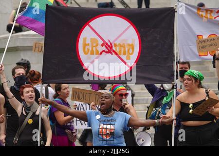 Washington, DC, 26. Juli 2022, Demonstranten singen und halten Zeichen gegen die Grundsatzrede des ehemaligen US-Präsidenten Donald Trump beim America First Policy Institute Summit. Quelle: Philip Yabut/Alamy Live News Stockfoto