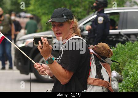 Washington, DC, 26. Juli 2022, Ein Unterstützer des ehemaligen US-Präsidenten Donald Trump nimmt ein Video auf, während er auf Trumps Auftritt beim America First Policy Institute Summit wartet. Quelle: Philip Yabut/Alamy Live News Stockfoto