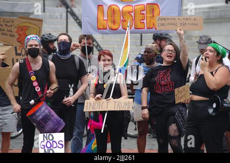 Washington, DC, 26. Juli 2022, Demonstranten singen und halten Zeichen gegen die Grundsatzrede des ehemaligen US-Präsidenten Donald Trump beim America First Policy Institute Summit. Quelle: Philip Yabut/Alamy Live News Stockfoto