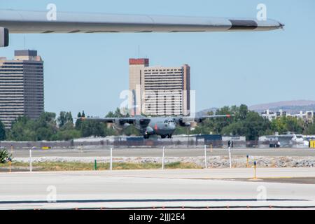 Eine C-130 Hercules von der Nevada Air National Guard landet auf dem Reno-Tahoe International Airport, bevor sie am 21. Juli 2022 zur Nevada Air National Guard Base rollt. Das Flugzeug trug zwei Herren mit mehr als 57 Dienstjahren auf ihrem letzten Flug „Fini-Flight“ im C-130 -- LT. Col. Charles Steffens, II, und Chief Master Sgt. Todd Houchens, beide der 192. Airlift Squadron. Beide werden im Laufe dieses Jahres in den Ruhestand treten. Stockfoto