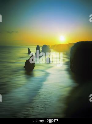 Der Sonnenuntergang hinter den 12 Aposteln, in der Nähe von Port Campbell, Shipwreck Coast, Great Ocean Road, Victoria, Australien Stockfoto