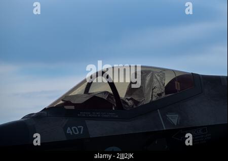 Eine US Navy F-35C Lightning II, die dem Strike Fighter Squadron 147, Naval Air Station Lemoore, Kalifornien, zugewiesen wurde, wird während der Red Flag-Nellis 22-3 auf dem Luftwaffenstützpunkt Nellis, Nevada, am 12. Juli 2022 auf der Wartungslinie geparkt. Die F-35C Lightning II der 5.. Generation integriert fortschrittliche Stealth-Technologie in ein hochagiles, überschalltes Flugzeug, das dem Piloten ein beispielloses Situationsbewusstsein und eine unübertroffene Letalität und Überlebensfähigkeit bietet. (USA Luftwaffe Foto von Airman 1. Klasse Josey Blades) Stockfoto