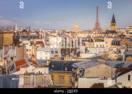 Eiffelturm und dächer von paris bei goldenem Sonnenaufgang Paris, Frankreich Stockfoto