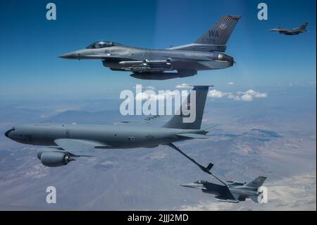 F-16C Fighting Falcons, die der 64. Aggressor Squadron zugewiesen wurden, tanken von einem KC-135 Stratotanker, der der 50. Air Betanking Squadron, MacDill Air Force Base, Florida, zugewiesen wurde, bevor er an einer Trainingsmission der Red Flag-Nellis 22-3 auf der Nellis Air Force Base, Nevada, am 21. Juli 2022 teilnahm. Die Nevada Test and Training Range ist das wichtigste militärische Trainingsgebiet der US Air Force mit mehr als 12.000 Quadratmeilen Luftraum und 2,9 Millionen Hektar Land. (USA Luftwaffe Foto von Airman 1. Klasse Josey Blades) Stockfoto