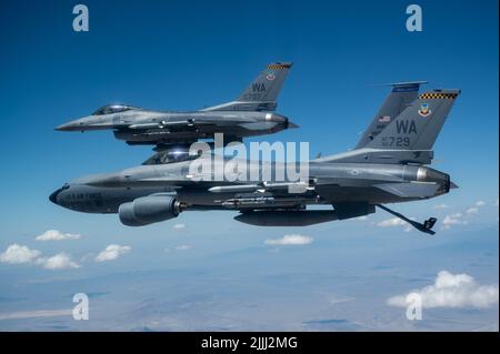 F-16C Fighting Falcons, die der 64. Aggressor Squadron zugewiesen wurden, tanken von einem KC-135 Stratotanker, der der 50. Air Betanking Squadron, MacDill Air Force Base, Florida, zugewiesen wurde, bevor er an einer Trainingsmission der Red Flag-Nellis 22-3 auf der Nellis Air Force Base, Nevada, am 21. Juli 2022 teilnahm. Red Flag-Nellis 22-3 bietet ein realistisches Kampftraining, das Leben rettet und gleichzeitig die Kampfwirkung erhöht. (USA Luftwaffe Foto von Airman 1. Klasse Josey Blades) Stockfoto