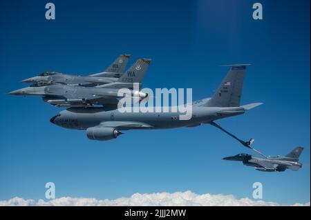 Drei F-16C Kampffalken, die der 64. Aggressor Squadron zugewiesen wurden, tanken von einem KC-135 Stratotanker, der der 50. Air Betanking Squadron der MacDill Air Force Base, Florida, zugewiesen wurde, bevor sie an einer Trainingsmission der Red Flag-Nellis 22-3 auf der Nellis Air Force Base, Nevada, am 21. Juli 2022 teilnahmen. Die Teilnehmer, die Trainingsmissionen während der Red Flag-Nellis 22-3 durchführen, können das Einsatzkonzept für agile Kampfeinsätze testen und perfektionieren, um zu zeigen, wie die US-Kampftruppen in einem modernen, umkämpften Umfeld kämpfen werden. (USA Luftwaffe Foto von Airman 1. Klasse Josey Blades) Stockfoto