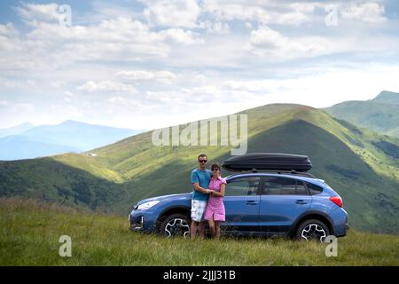 Paar stehen ordentlich Geländewagen auf Bergpfad. Reisen im Auto, Abenteuer in der Tierwelt, Expedition oder extreme Reise auf SUV-Automobil Stockfoto