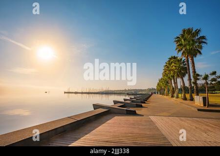Am frühen Morgen am Eastern Beach Uferhore, mit Geelong Yacht Club in der Ferne, Geelong, Corio Bay, Victoria, Australien Stockfoto