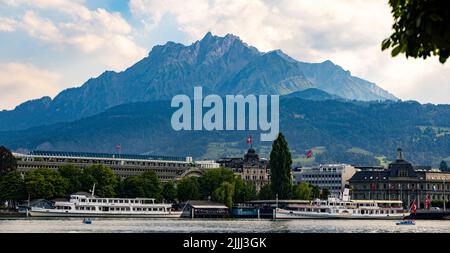 Schönes Bergpanorama hinter dem Vierwaldstättersee - LUCERNE, SCHWEIZ - 14. JULI 2022 Stockfoto