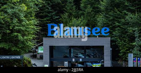 Der berühmte Blaue See namens Blausee in der Schweiz - KANDERSTEG, SCHWEIZ - 14. JULI 2022 Stockfoto