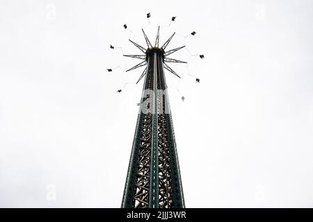 Eine Aufnahme einer Schaukelfahrt gegen den Himmel in einem Vergnügungspark Stockfoto