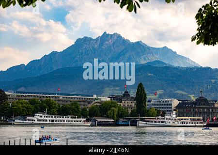 Schönes Bergpanorama hinter dem Vierwaldstättersee - LUCERNE, SCHWEIZ - 14. JULI 2022 Stockfoto