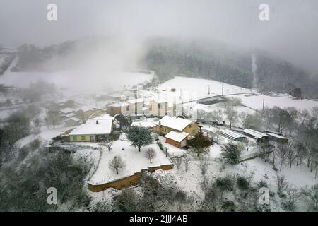 Traditionelle Berghütten und Häuser im Winterhochland Stockfoto