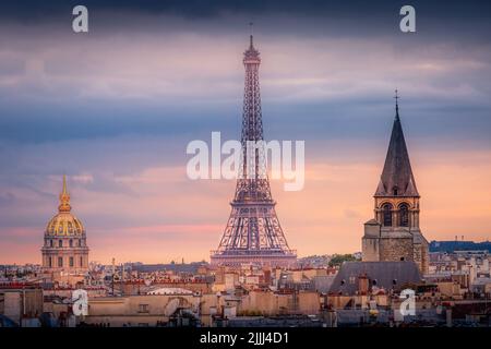 Eiffelturm und dächer von paris bei Sonnenaufgang Paris, Frankreich Stockfoto