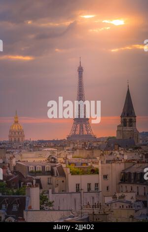 Eiffelturm und dächer von paris bei Sonnenaufgang Paris, Frankreich Stockfoto